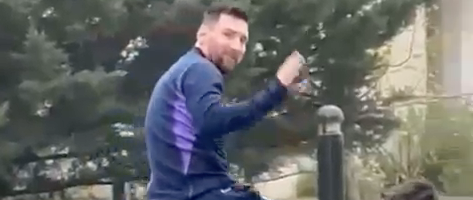 No puede ser tan crack: Messi salió a pasear en bici en Funes junto a su familia 